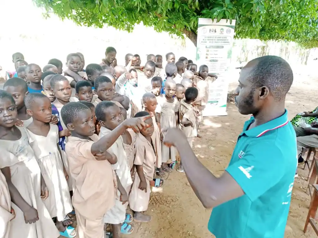 Séance de sensibilisation sur l'eau et l'hygiène dans une école de Kozah 2